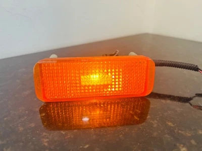 1997 Jaguar XJ6 OEM Fender Side Marker Light Right Passenger Side 236334-00-R - Image 1 of 4