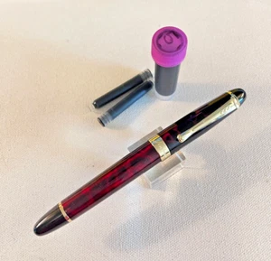 NEW Jinhao Red/Black Lacquer Fountain Pen Gold Trim 18 KT FINE nib Ink + carts - Picture 1 of 9