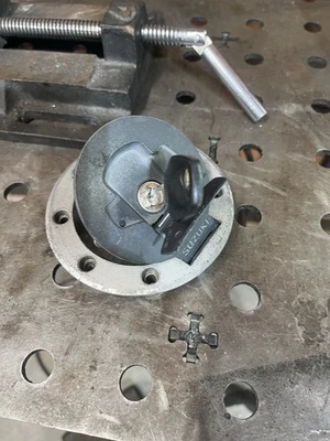 2005 SUZUKI GS500 GS 500 F GAS TANK CAP PETROL LOCK WITH KEY - Image 1 of 4