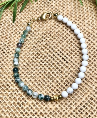 Delicada pulsera de cuentas de ágata y howlita mate blanca y gris Foto 1 de 4