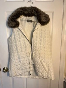 Chaleco Acolchado Damas "Identidad Casual" con Cuello de Piel, Color Perla, Talla Grande - Imagen 1 de 4