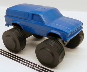 Camión Monster azul Mattel Toyota Hilux (3a generación) 4x4 aproximadamente 3" de largo - Imagen 1 de 2