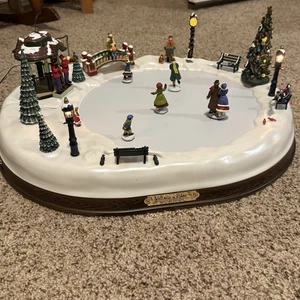 Pattinatori musicali natalizi piazza villaggio 50 canzoni! Opere animate illuminate NOS vintage - Foto 1 di 24