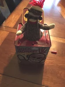 Schylling SOCK MONKEY Musical Pop Up Goes the Weasel Classic Jack in Box Spielzeug EUC - Bild 1 von 9