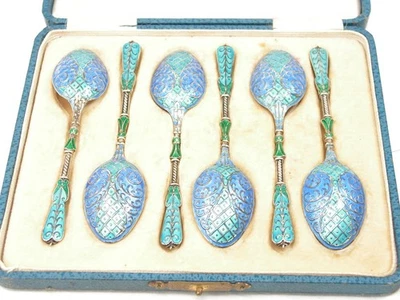 АНТИКВАРНАЯ КОРОБКА из 6 РУССКИХ ЧАЙНЫХ ЛОЖЕК В СКАНДИНАВСКОМ СТИЛЕ ИЗ ЧИСТОГО СЕРЕБРА И ЭМАЛИ - Изображение 1 из 4