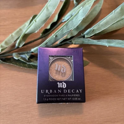 Sombra URBAN DECAY MEIO COZIDA 0,05 OZ NOVA E AUTÊNTICA/TAMANHO COMPLETO - Imagem 1 de 3