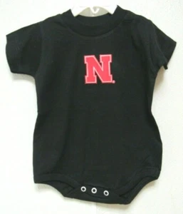 NCAA Nebraska Cornhuskers rosso logo N su nero manica corta un pezzo due piedi davanti - Foto 1 di 3