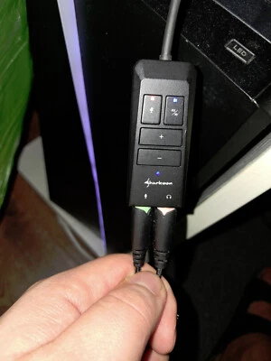 Sharkoon SB1 USB-A externe Soundkarte, Logitech Kopfhörer, Skiller Kabel + Case - Bild 1 von 4