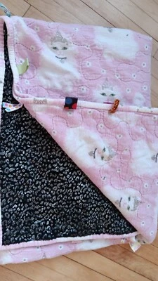 Edredón hecho a mano, doble capa polar ligero con taggies, estampado leopardo gato Foto 1 de 3