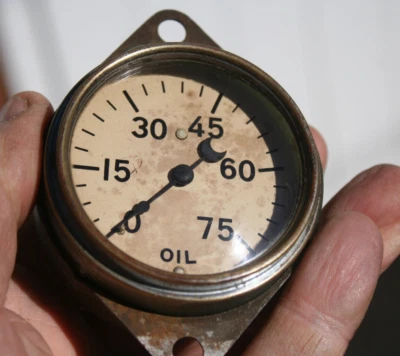 MMG&E Vintage 75 lbs Oil Pressure Gauge - Tulip Needle - Creme Face - Auburn - Image 1 of 4