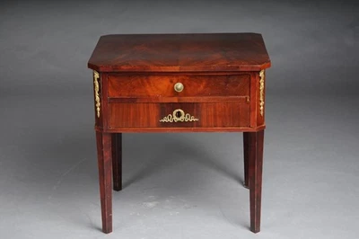 Mesita de noche Biedermeier, alrededor de 1830, cofre de caoba Foto 1 de 4