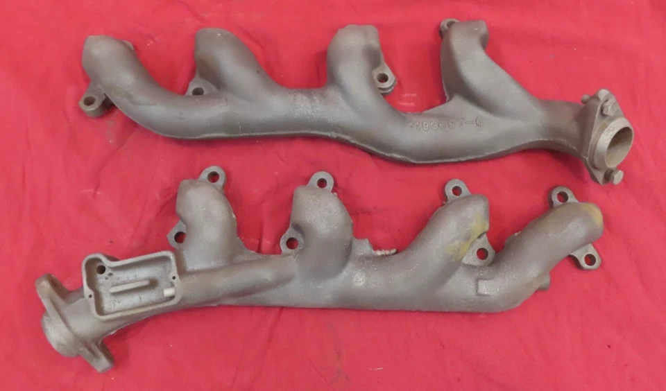 Colectores de escape vintage Buick 215 V8 L y R 1193697 y 1347550 Oldsmobile 215ci Foto 1 de 4