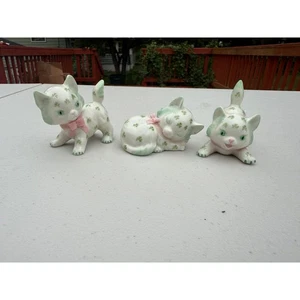 Vintage 3er Set IRISCHE DRESDEN PORZELLAN KATZENFIGUR MIT ROSA SCHLEIFE & KLEEBLÄTTERN - Bild 1 von 10