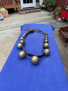 Campanas de trineo antiguas de pétalos de latón fundido graduadas 15 campanas correa de cuero de 2' excelente - Imagen 1 de 9