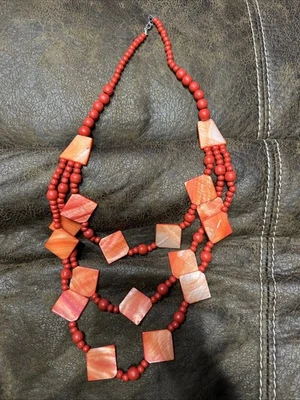 Collar de cuentas de madera roja en capas y concha rota Foto 1 de 2