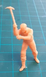 1/43 scale Man with pickaxe - Picture 1 of 4