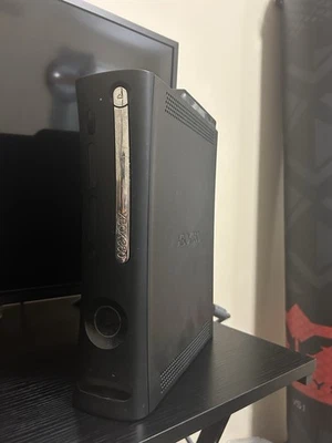 Consola Microsoft Xbox 360 Negra con Mando y Cable de Alimentación y Paquete de Juego Foto 1 de 3