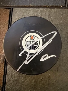Leon Draisaitl signed Autogramm Official Hockey Puck Edmonton Oilers BAS Cup 25 - Bild 1 von 2