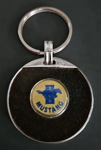 Schlüsselanhänger 70er-80er Jahre Mustang silberfarben mit braunem Wildleder - Bild 1 von 6