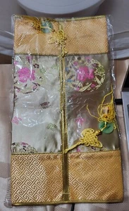 Neu - Taschentuchhalter Abdeckung asiatisches Motiv Handarbeit hübsch Gelbgold und Rosa 15,5"X8" - Bild 1 von 4