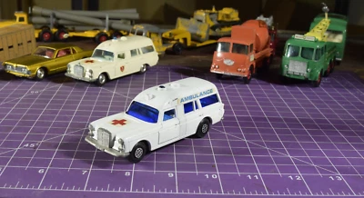 Ambulancia Matchbox Speed King K-63 Mercedes Benz, puertas abiertas Foto 1 de 4