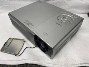 Toshiba TDP-TW100 projector - Picture 1 of 4