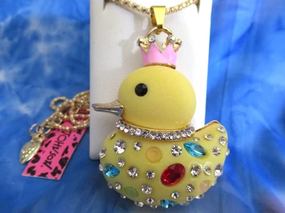 Collar Colgante Betsey Johnson Resina Amarilla Cristal Pato Princesa Corona Rosa Foto 1 de 4