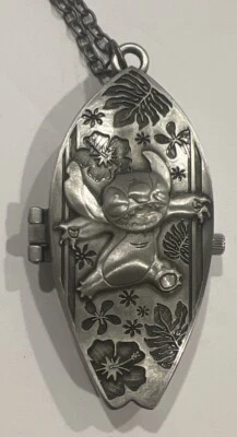 Raro Disney Lilo e Stich Pingente Caixão Medalhão Relógio Prancha de Surf - Fecho Magnético - Imagem 1 de 4