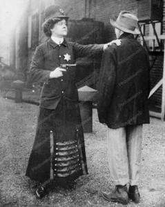 Victorian Policewoman Making An Arrest 8x10 Reprint Of Old Photo - Picture 1 of 1