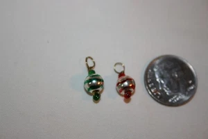 Par de adornos navideños de vidrio estilo antiguo/vintage miniatura para casa de muñecas 1:12 - Imagen 1 de 4