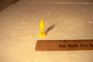 Replacement Part Vintage Yellow Pedestrian The Batman Board Game 1966 MB 4648 - Picture 1 of 2