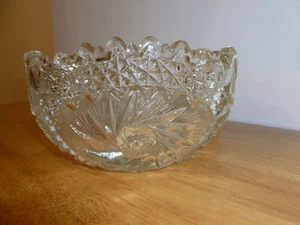 Tazón de caramelo de vidrio pesado prensado redondo vintage/antiguo molinete diente de sierra  - Imagen 1 de 5