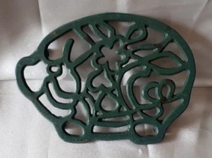 'Retro Cast Iron Piggy-Shaped Trivet/Teapot Stands, Dark Green, set of 2' - Picture 1 of 2