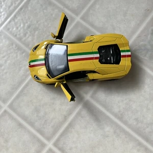 Lamborghini Aventador LP 700-4 gelb mit Rennstreifen Maßstab 1:38 KT5335 - Bild 1 von 5