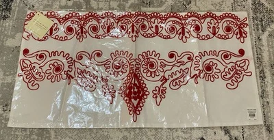 Capa de travesseiro Pottery Barn "Alice madeira bordada" 12x24 vermelha e branca - Imagem 1 de 3