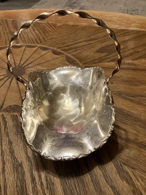 Cesta decorativa vintage chapada en plata de 3 pies con mango retorcido de Alemania Occidental años 60 Foto 1 de 2
