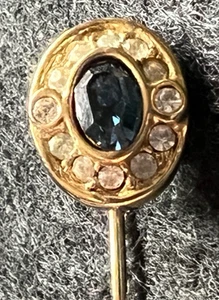 PIN PALO IMITACIÓN ZAFIRO Y DIAMANTE TONO ORO - Imagen 1 de 4