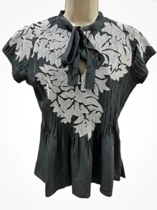 Blusa Anthropologie Project Alabama Pintuck Seda Corbata Encaje Apliques Gris Talla Med - Imagen 1 de 13