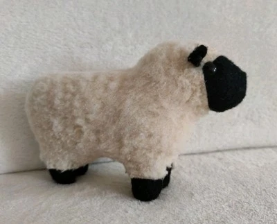 Stofftier Schwarzkopf-Schaf Schurwolle Plüschtier Kuscheltier Plüschtier weiß  - Bild 1 von 4