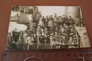 tolles altes Foto - Gruppenfoto  Kinder alle mit Zettel an Jacken auf Dampfer ?? - Picture 1 of 7