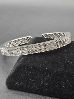 Brazalete ancho de diamantes enchapados en rodio .925 de plata de ley de diseño  Foto 1 de 4