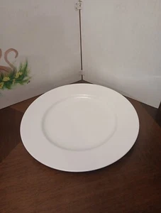 Nuevo Essentials Classic de Pier 1 PLATO DE PICAR/SERVIR 13" - Imagen 1 de 4
