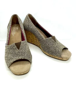TOMS 6 Peep Toe WEDGE Shoes Sandals Brown Tweed Gold HERRINGBONE Cork Heel - Picture 1 of 10