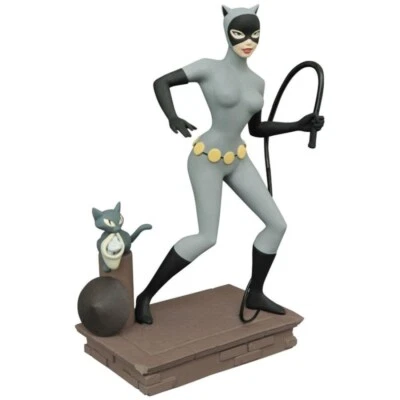 Femme Fatale Batman Animated Series Catwoman PVC Statue Diamond Select - Image 1 of 4