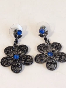 1,5" schwarze filigrane blaue Strass-Ohrringe zum Aufhängen Blume Statement  - Bild 1 von 5