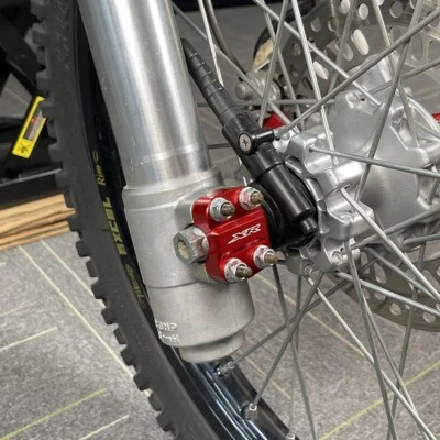 Abrazadera de soporte de eje de horquilla delantera CNC derecha XR 2 PIEZAS para HONDA XR600R XR650L 2022 Foto 1 de 4