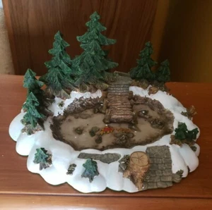 Estanque Dept 56 Village PINE POINT POND #52618 con árboles de puente KOI NUEVO EN CAJA  - Imagen 1 de 8