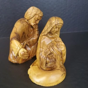 Figuras de madera talladas en madera de olivo abrazando escultura de la Sagrada Familia Joseph Mary bebé - Imagen 1 de 11