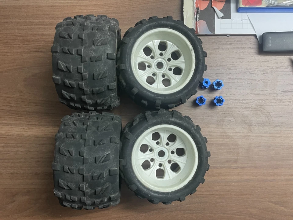 Gomme per monster 1/8 dado 17 mm + adattori per Traxxas, Kyosho, ecc. - Immagine 1 di 1
