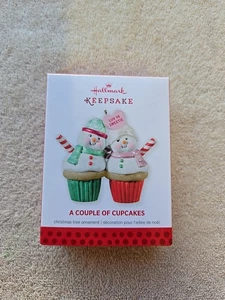 2013 Hallmark Ornament A COUPLE of CUPCAKES Luv Ya Sweetie Snowman/Woman NIB BX9 - Picture 1 of 6
